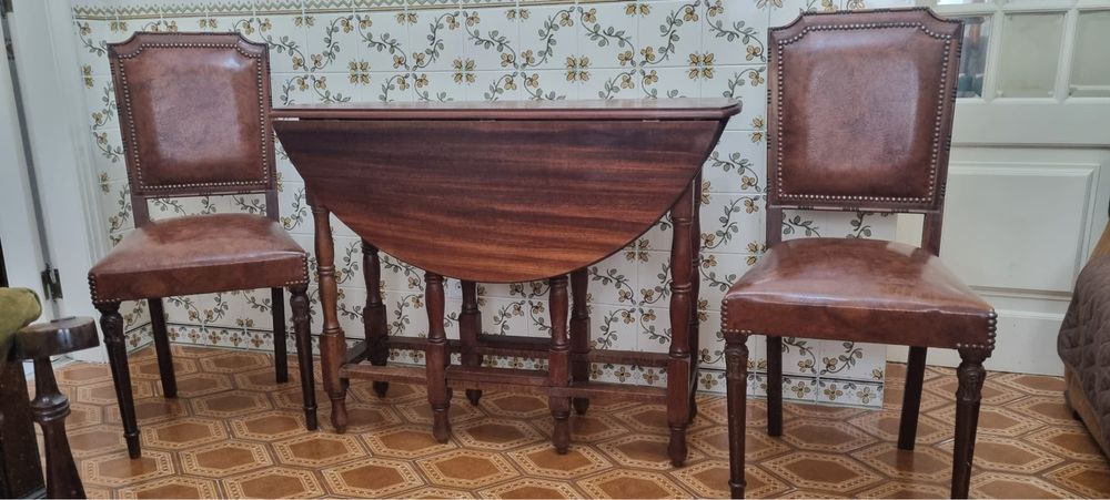 Mesa destrobravel de madeira e cadeiras de pele