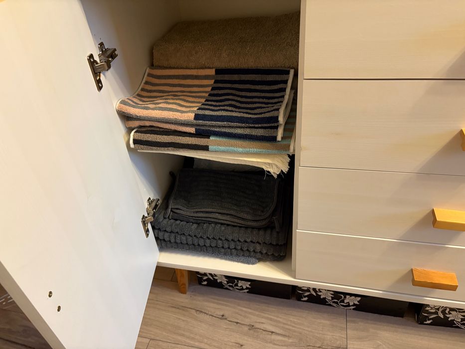 Biała komoda sosnowa