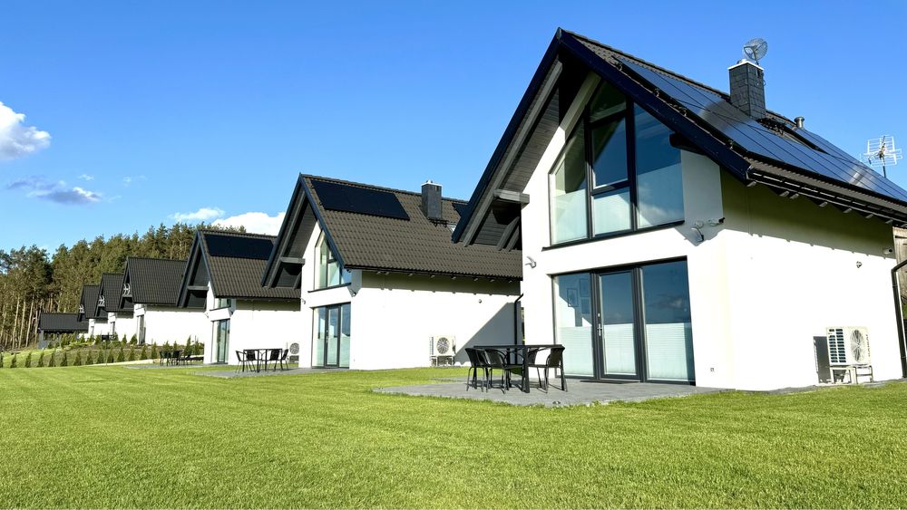 Domki nad jeziorem u Izy z balią ogrodową na ferie