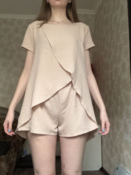 Літній костюм з легкої тканини.