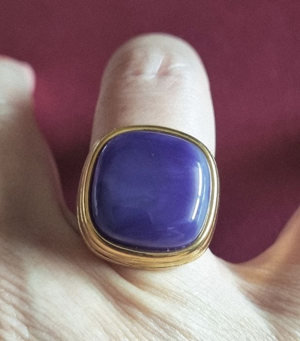 Anel dourado, em aço, com pedra roxa quadrada. T17