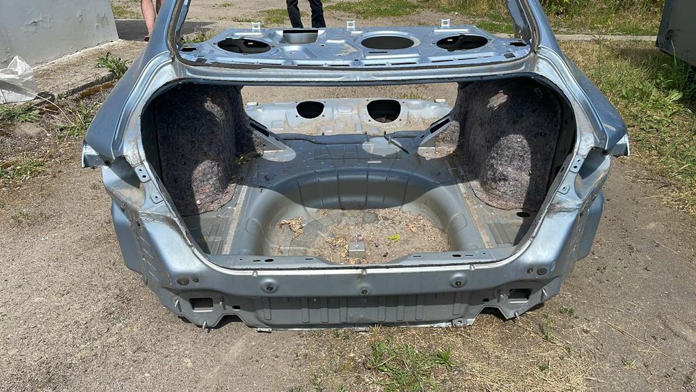 Продам четверти и крышу на Chrysler 200