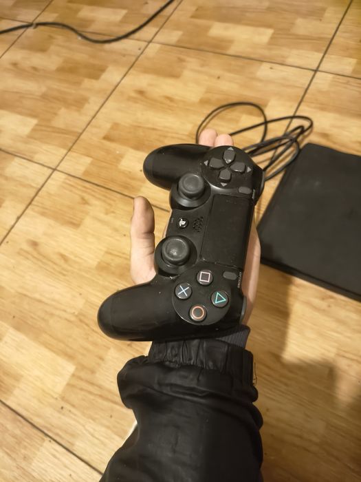 PS4 1 TB a funcionar em perfeito estado com comando e cabos