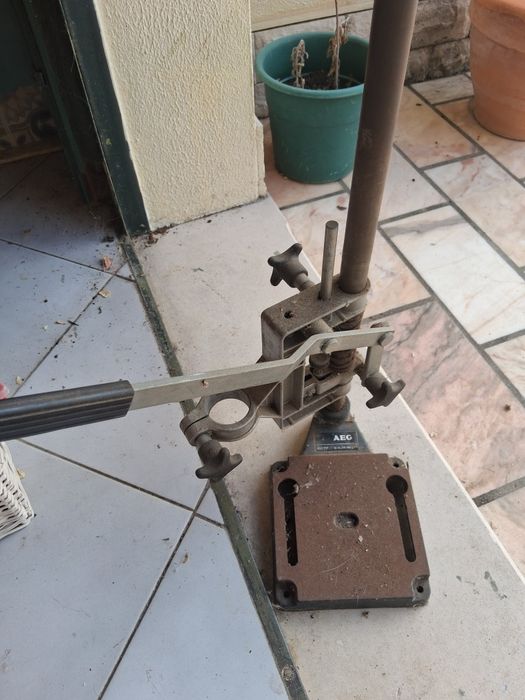 Coluna para berbequim marca AEG sinais do tempo