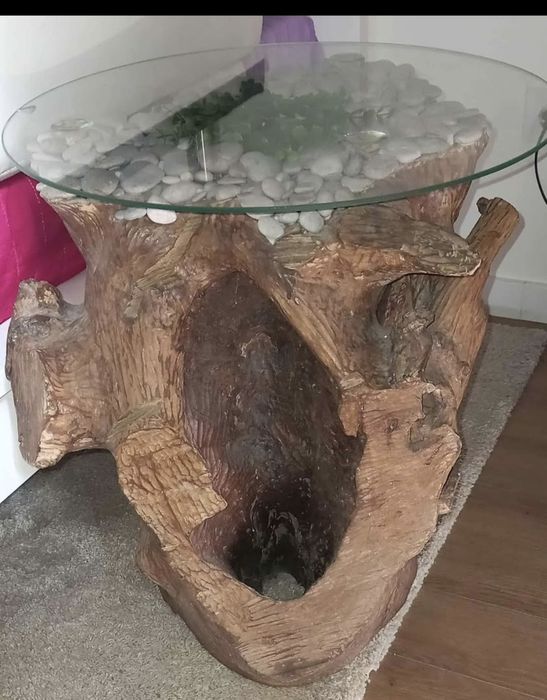 Mesa em vidro com tronco de madeira