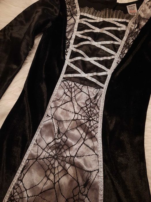 Подарую чорну довгу карнавальну сукню на дівчинку 11-12 років