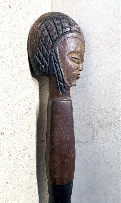 Antiga bengala africana esculpida em madeira exótica