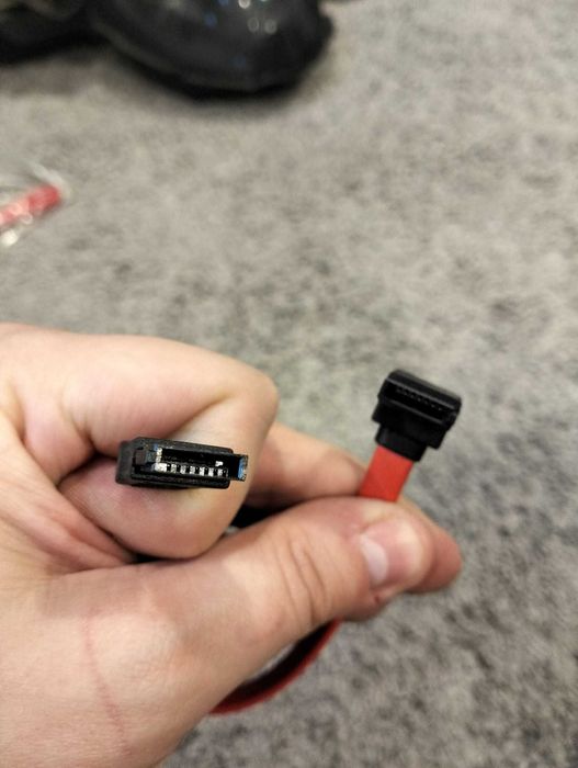 Kabel SATA 22 centymetry czerwony kątowy