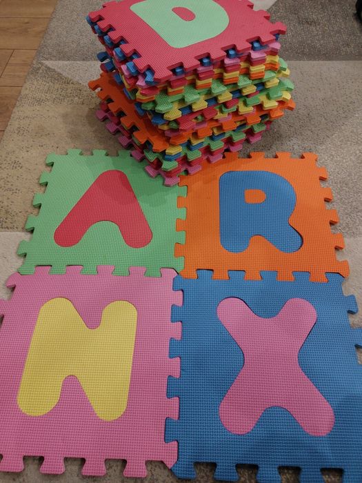 Puzzle pianki literki