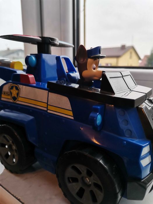 Cheis z Psiego patrolu z autkiem
