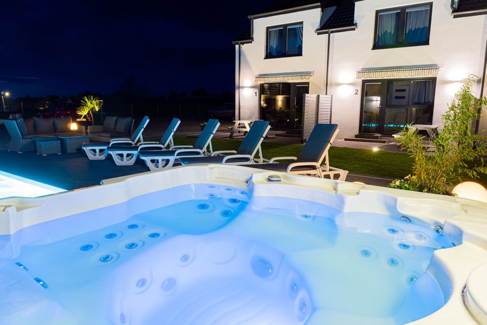 Domki Karwia, Jacuzzi, Basen Podgrzewany, Sauna, Plac Zabaw z Dmuchańcami, Parking Grill - Cichy Domek i Apartamenty Noclegi i Pokoje Blisko Morza