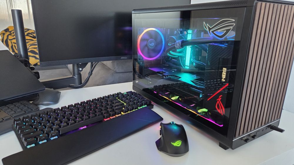 PC Asus ROG monster SFF 9800X3D, 64GB, 6TB SSD, Hellhound RX9070XT FV