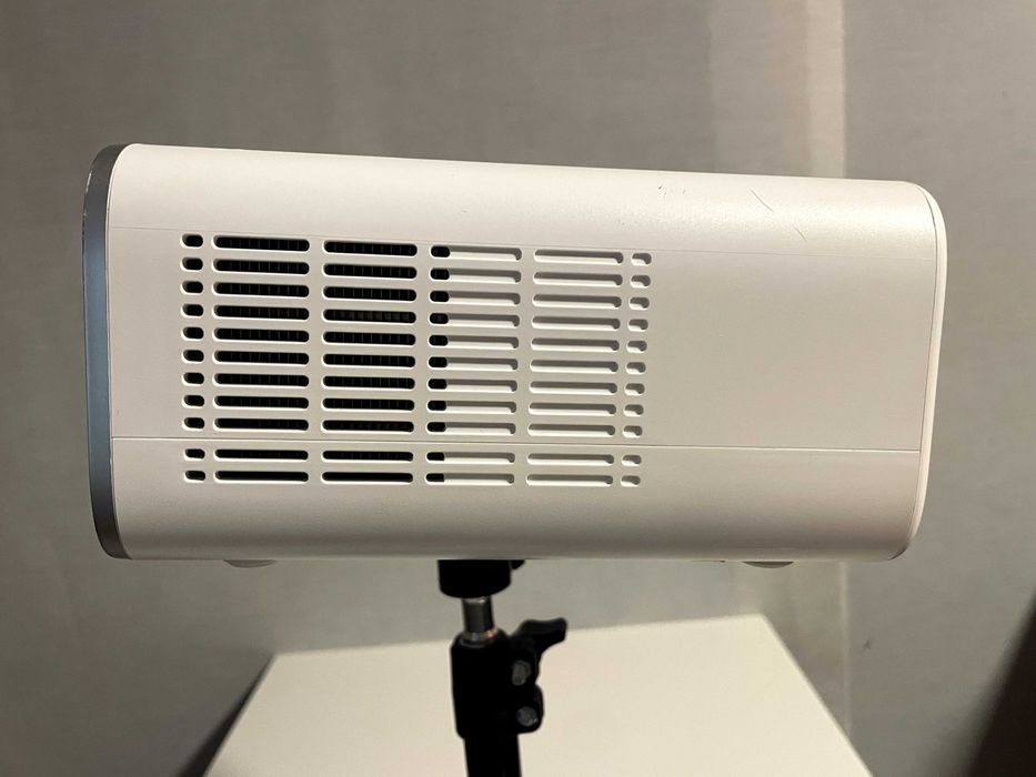 Projetor Full HD 1080p WiFi + Tripé + Ecrã 220x130 (Kit Completo)