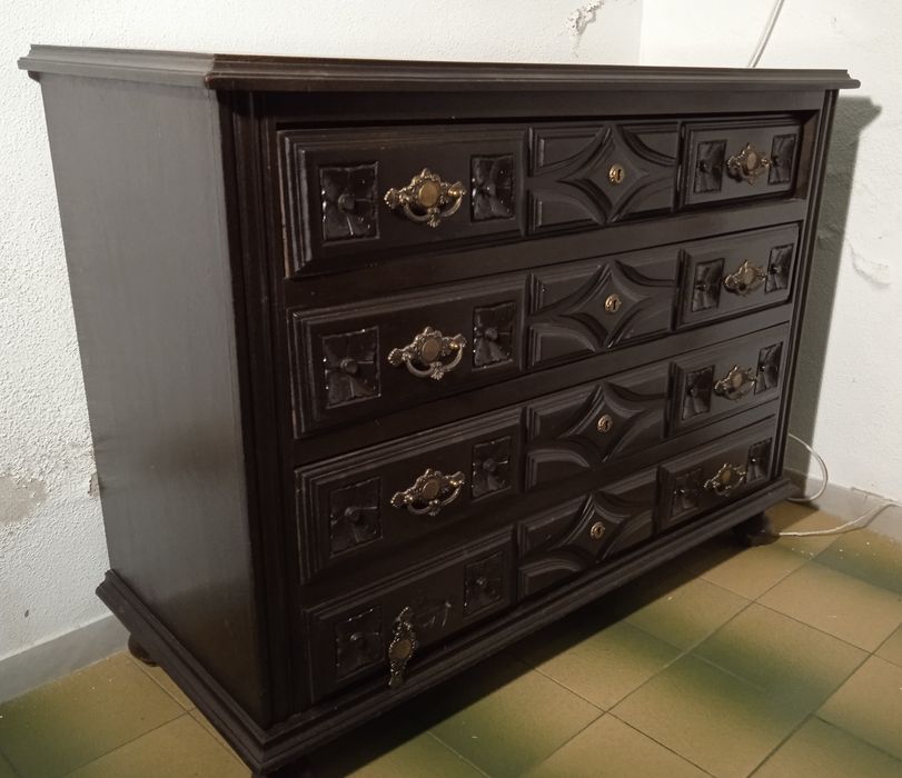 Cómoda antiga estilo bilros, com 4 gavetas