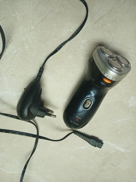 Продам аккумуляторную бритву vitek