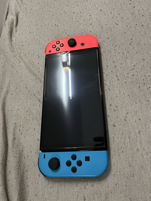 Nintendo Switch OLED + 2 gry