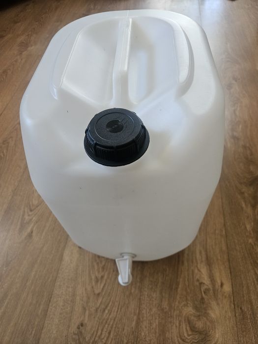 Pojemniki na wodę plastikowe z kranikiem