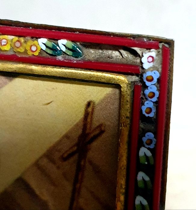 Lindas pequenas molduras com micromosaicos e imagens religiosas