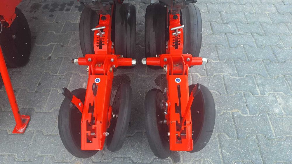 Siewnik punktowy pneumatyczny Kuhn Maxima 3 TS 6-rzędowy