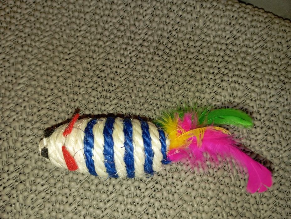 Myszka dla kota z piórkami , mały drapak