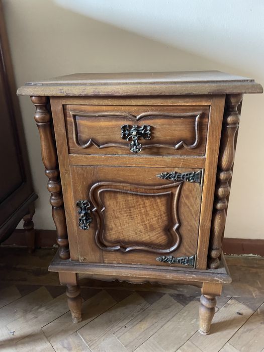 Mobilia antiga em madeira maciça