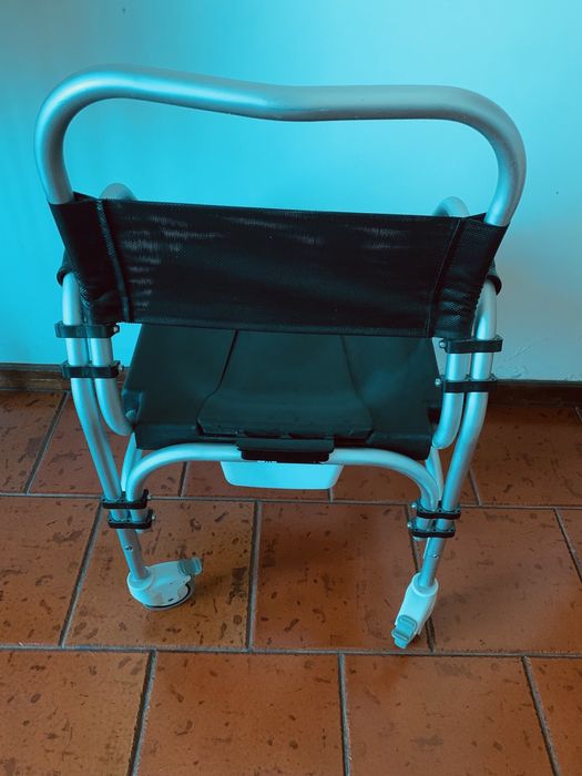 Cadeira sanitaria e banho com rodas e bacio