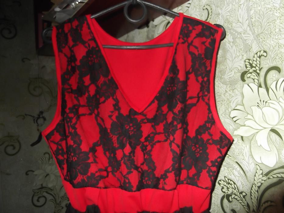 Черно-красное платье