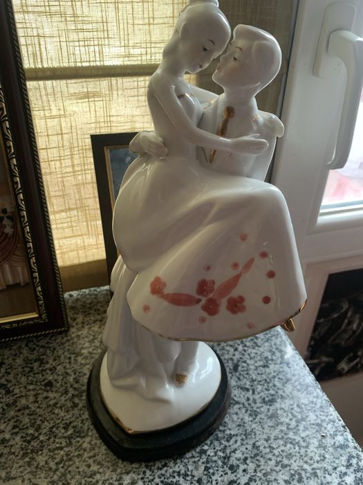 Фарфоровая статуэтка