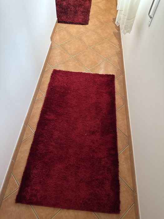 Tapetes vermelhos felpudos em otimo estado