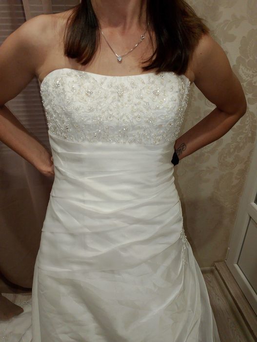 Весільна сукня зі шлейфом