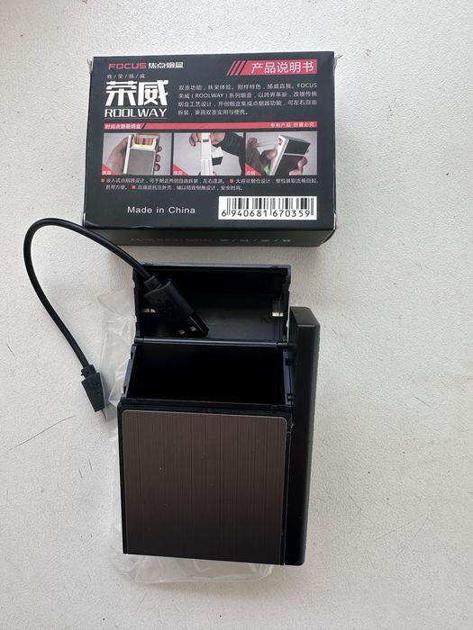 Caixa para tabaco com isqueiro carregavel incorporado