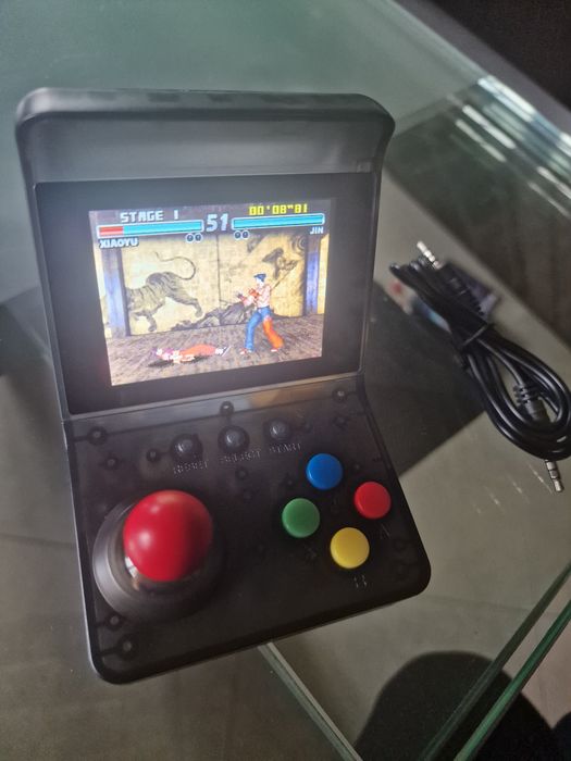 consola portátil retro a correr o jogo Tekken Advance.