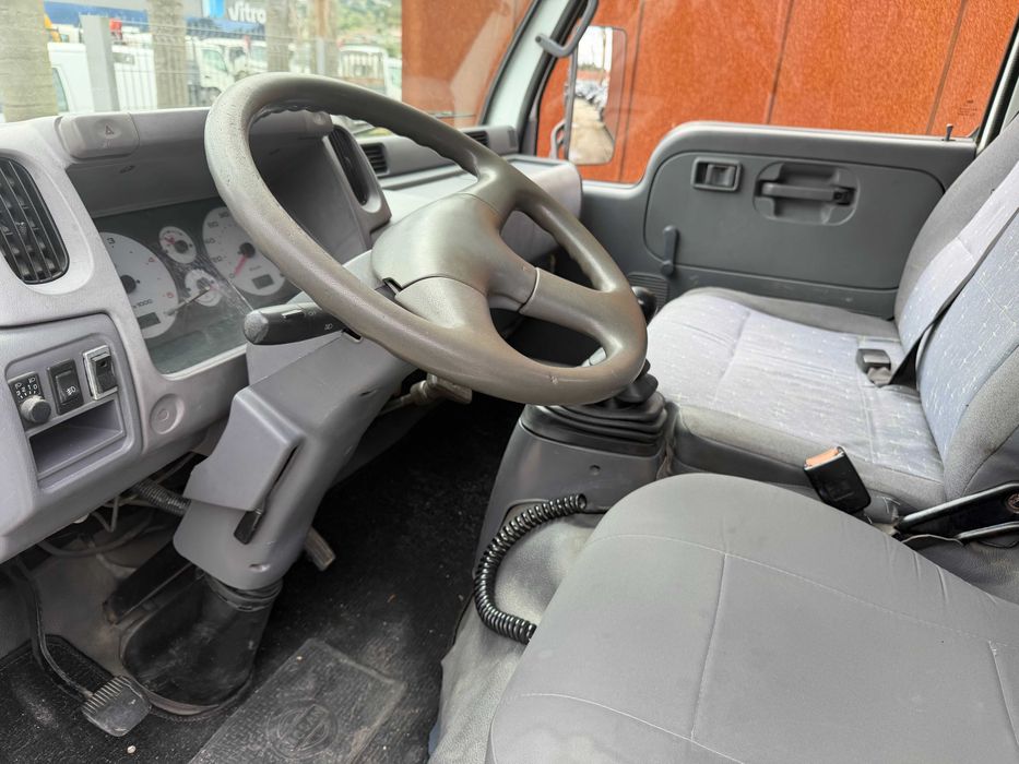 Carrinha nissan cabstar tribasculante