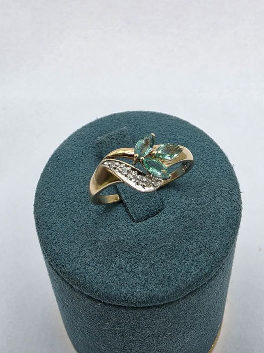 Золота каблучка з діамантами