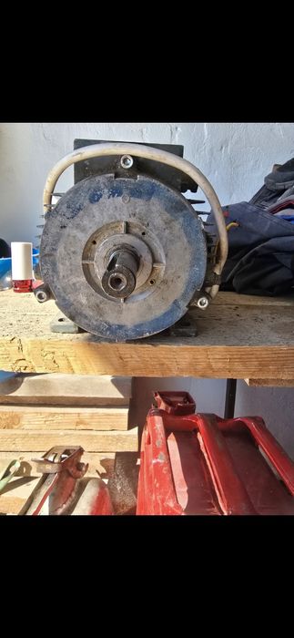 Электродвигатель асинхронный 2.2кВт 2600об
Запускается но через какое