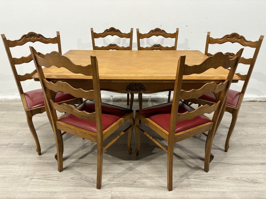 Jasny dębowy stół z krzesłami w stylu ludwikowskim