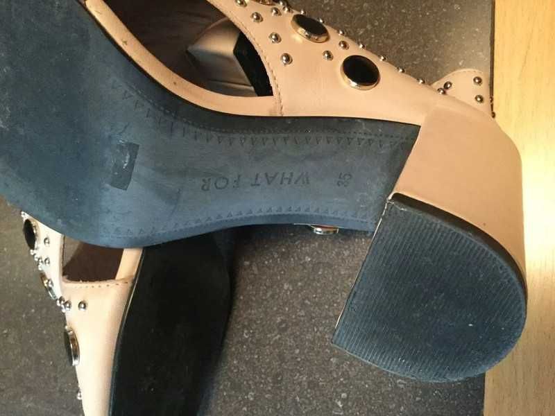 Sandália rosa bebé e pedras pretas