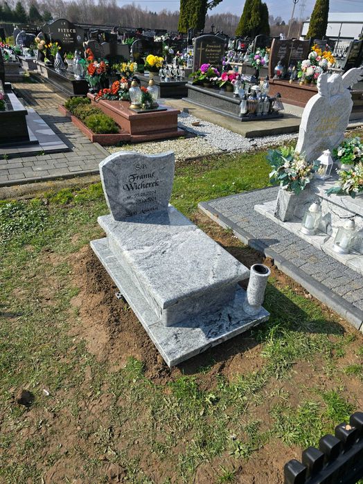 Nagrobek granitowy dziecięcy