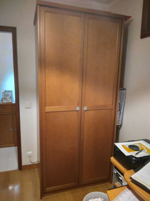 Roupeiro duas portas com prateleira e espelho interior