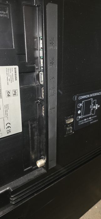 Potłuczony telewizor Samsung UE50AU8002