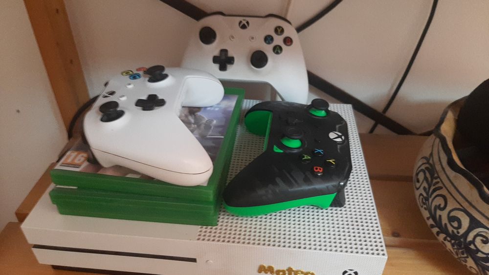 Xbox one series s de 1 TB(+8 jogos)