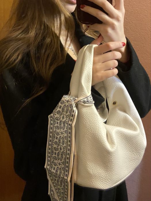 Сумка з мʼякої екошкіри білого кольору