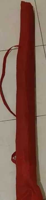 Chapéu de praia vermelho