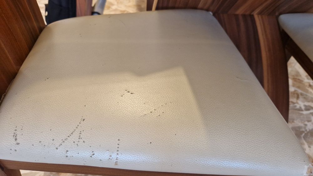 Vendo 6 cadeiras de sala de jantar em madeira