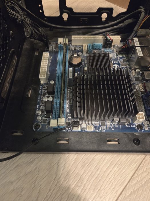 Komputer mini-itx GA-C1037UN 8GB RAM, obudowa, dual LAN