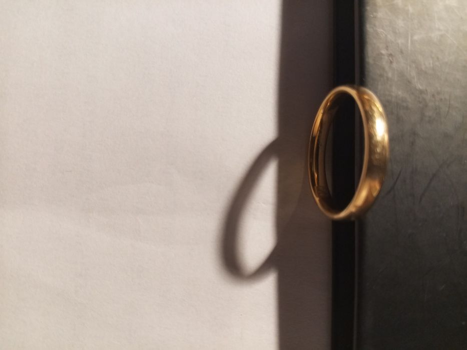 Obrączka ślubna w kolorze złotym