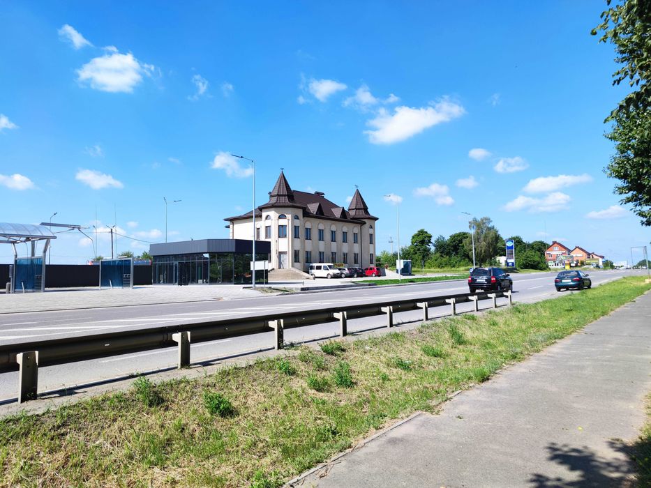 Продаж фасадної будівлі 1200 м² на міжнародній трасі, Вінницька обл.