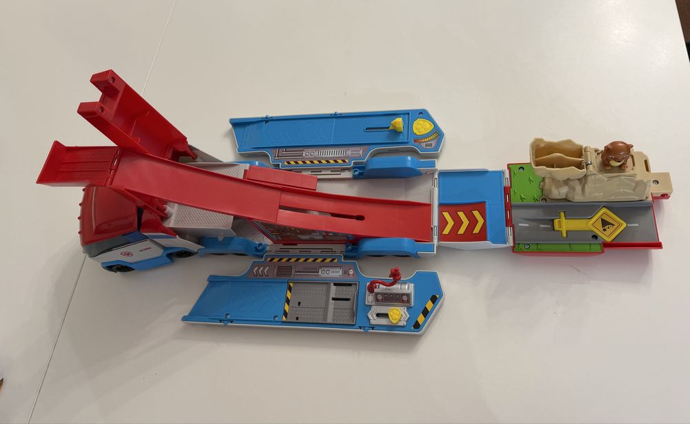 Psi Patrol Mighty Pups Patrolowiec Pojazd z rozkladaną przyczepą.