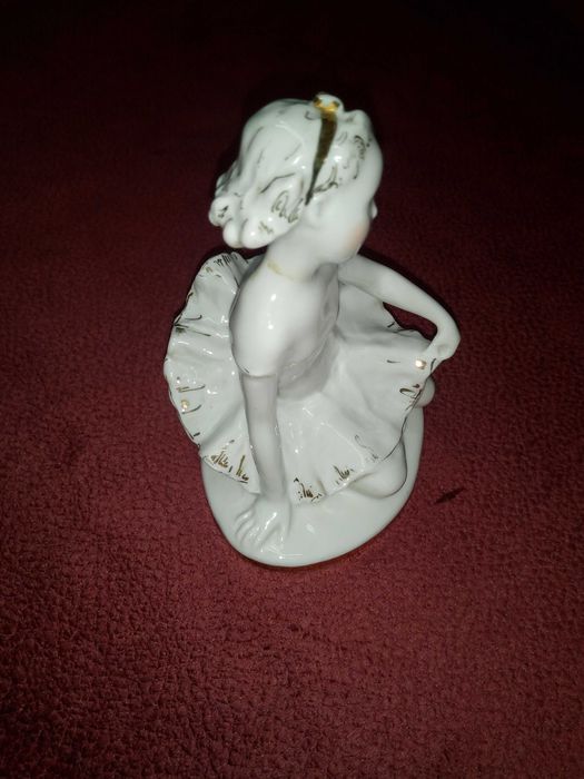 Статуетка. Статуетка фарфорова