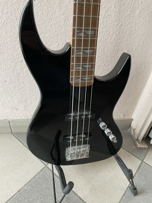 Gitara basowa T. Burton